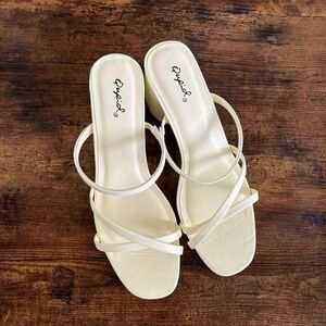 QUPID Brand Women's White Strappy Slip on Sandals Size 10